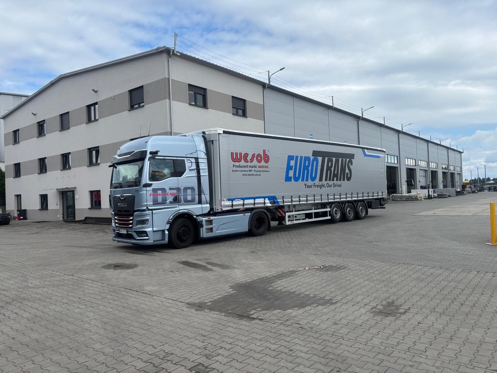Zestaw ciężarowy EuroTrans — ciągnik MAN z naczepą firanką